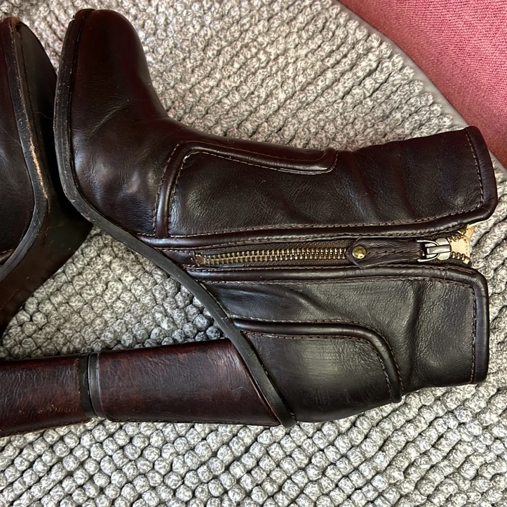 FRYE SYLVIA‎ PIPPING BOOTIE